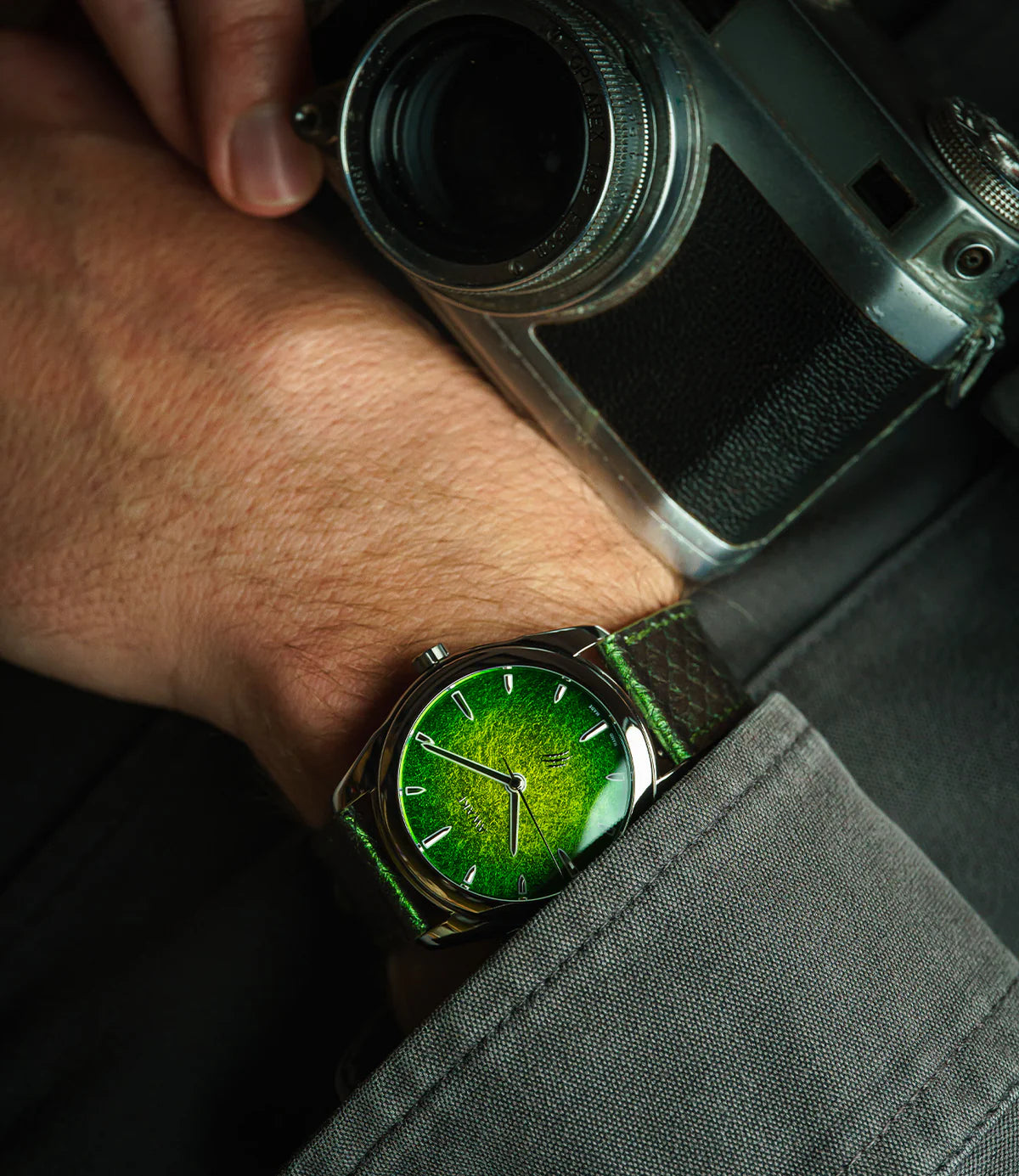 Awake Sơn Mài Silver Leaf Jurassic Raptors Edition